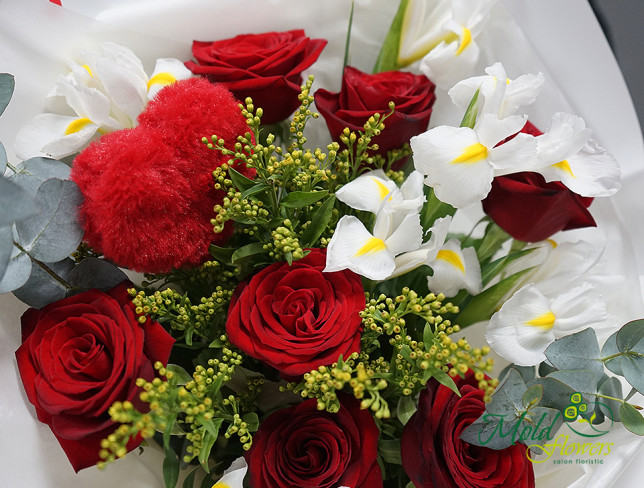 Букет из белых ирисов и красных роз Фото